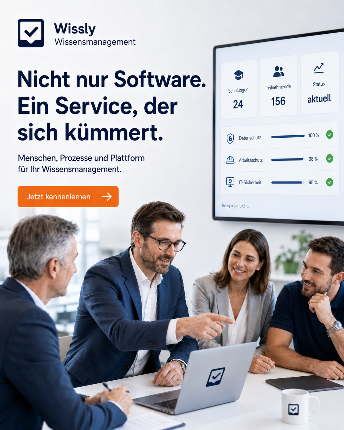 Beraterin und Berater von FHD besprechen mit zwei Führungskräften den Schulungsstand.